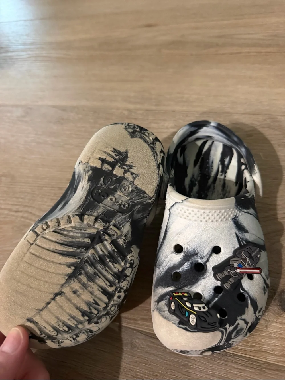 Crocs Kids Classic Clog in Black & White Marble Size 9